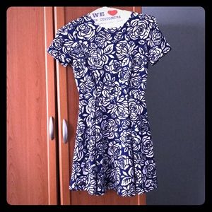 Super cute flowery dress!
